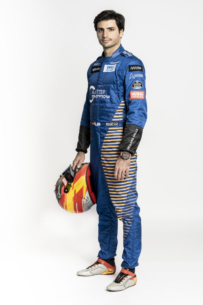 Carlos Sainz holding race helmet side on • MomentoGP